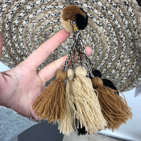 America & Beyond Tassel Circle Straw Crossbody Bag - Picture 3 of 9